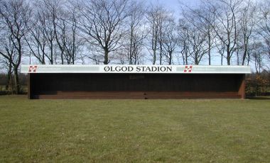 Tribunen på Ølgod stadion